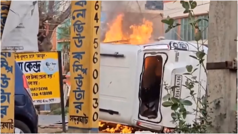 केंद्र ने जारी की अधिसूचना मुर्शिदाबाद में प्रदर्शन के दौरान हिंसा प्रदर्शनकारियों ने फूंकी गाड़ियां